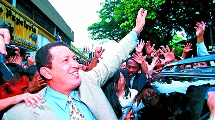 Chávez logra ascender al poder en Venezuela en 1998