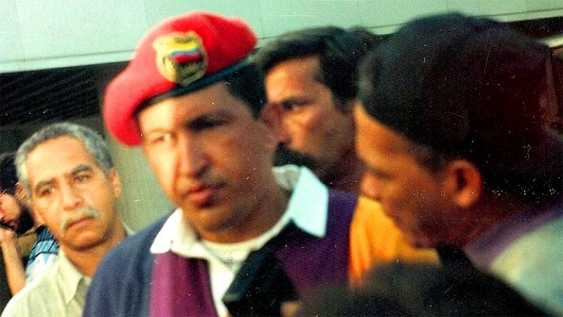 El presidente Rafael Caldera acepta la salida del líder del golpe militar solo dos años despúes para calmar a sus aliados de izquierdas. Chávez proclama que buscará el poder por la vía política. 