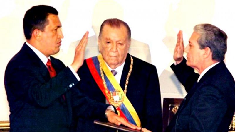 Tras ganar las elecciones presidenciales de 1998, Hugo Chávez pone en marcha el proceso de reforma de la Constitución y pone su cargo a disposición de una Asamblea onstituyente donde sus partidarios logran una mayoría arrolladora.