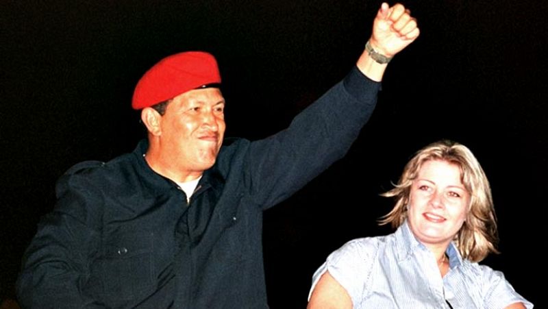 Menos de dos años después, Hugo Chávez es reelegido para un mandato de seis años bajo la nueva Constitución que él mismo ha impulsado. Se impone por amplio margen a una oposición más dividida que nunca.