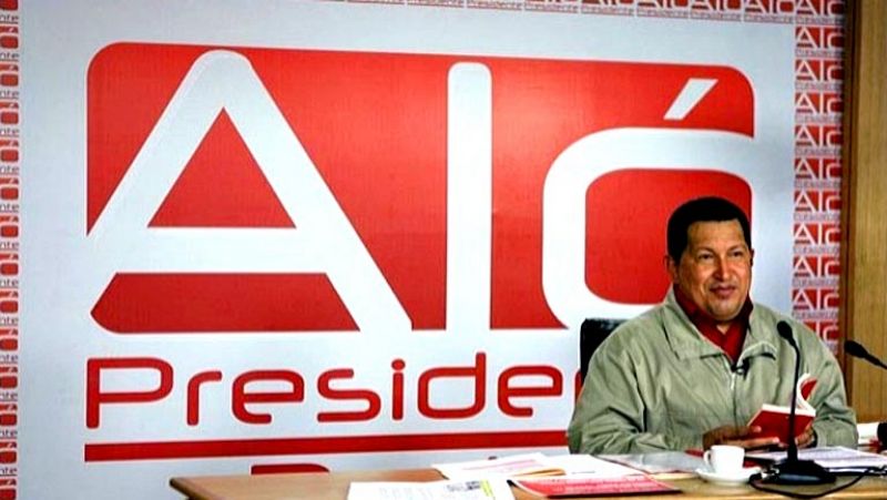 Chávez tiene como punta de lanza de su populismo un programa semanal llamado 'Aló presiente', en el que responde alas preguntas de los televidentes y adelanta sus propuestas de gobierno.