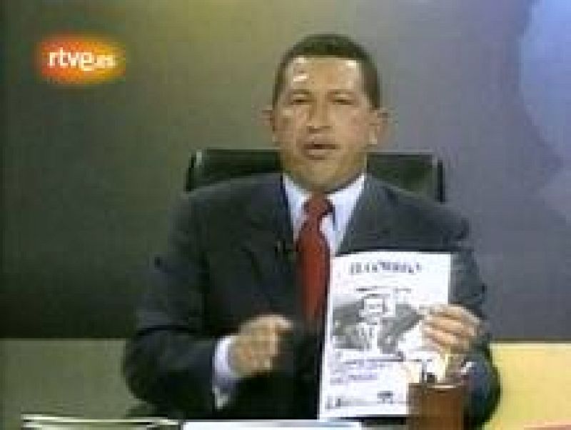 Chávez tiene como punta de lanza de su populismo un programa semanal llamado 'Aló presiente', en el que responde alas preguntas de los televidentes y adelanta sus propuestas de gobierno.