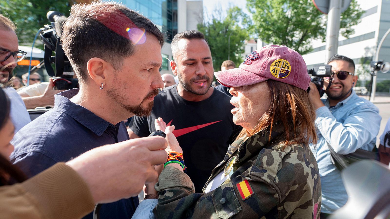 Increpan a Iglesias y a Montero antes del juicio por acoso contra ellos - Informativo 24h | Ver