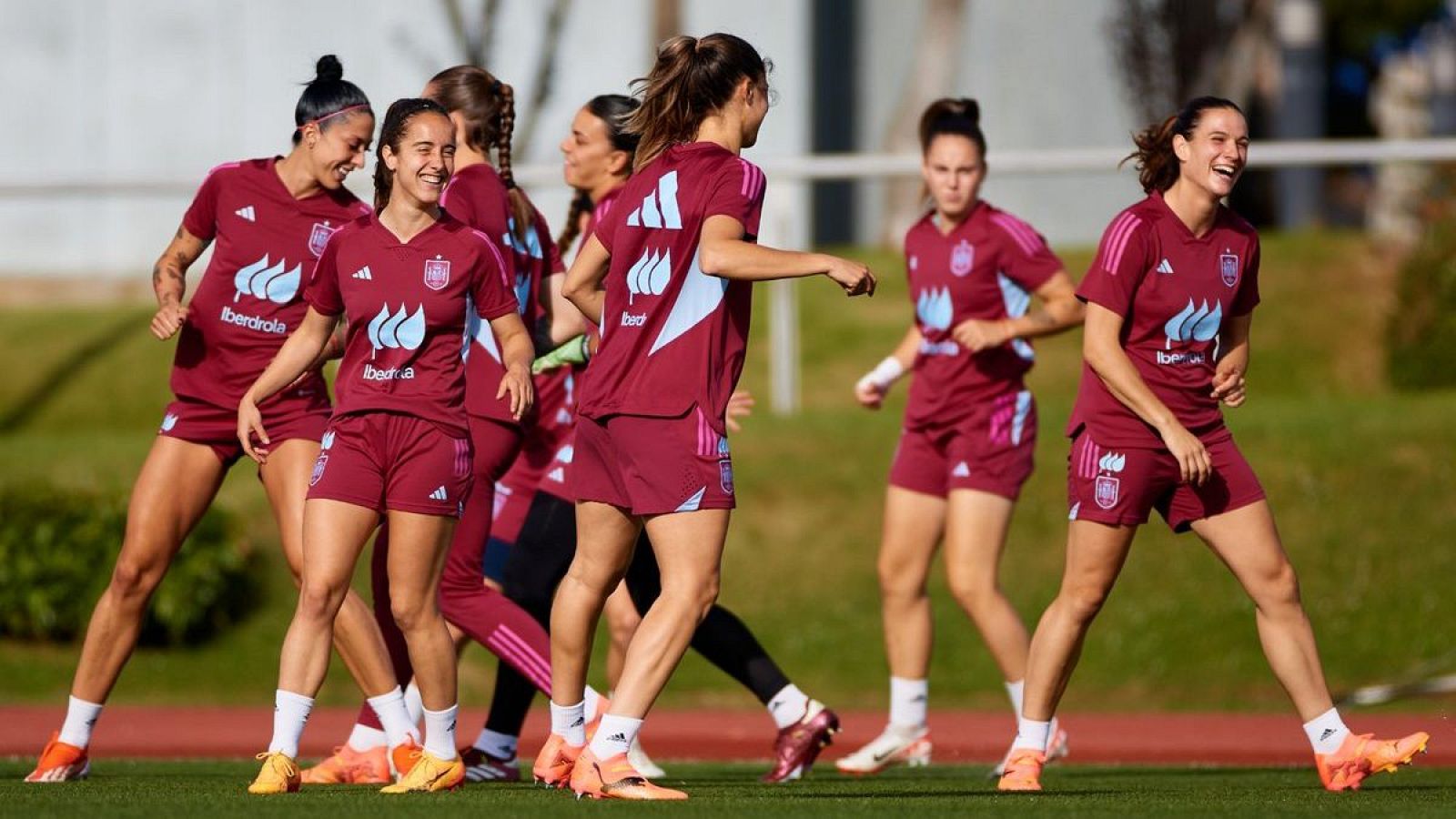 La selección española femenina completa su primer entrenamiento