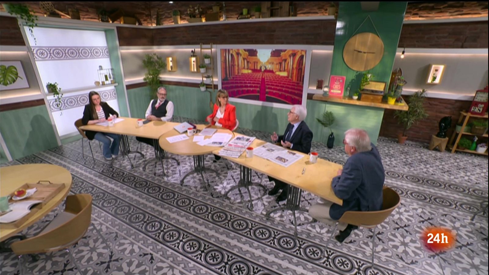 Gemma Nierga entrevista Albert Batlle. Brigitta Lamoure i Òscar Esteban presenten Suma pel Raval. I analitzem la comunicació dels polítics catalans