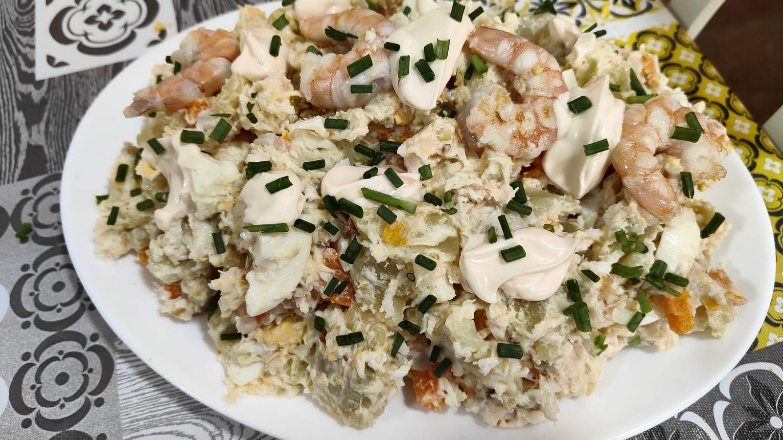 Receta de ensaladilla de merluza y gambas | Ver