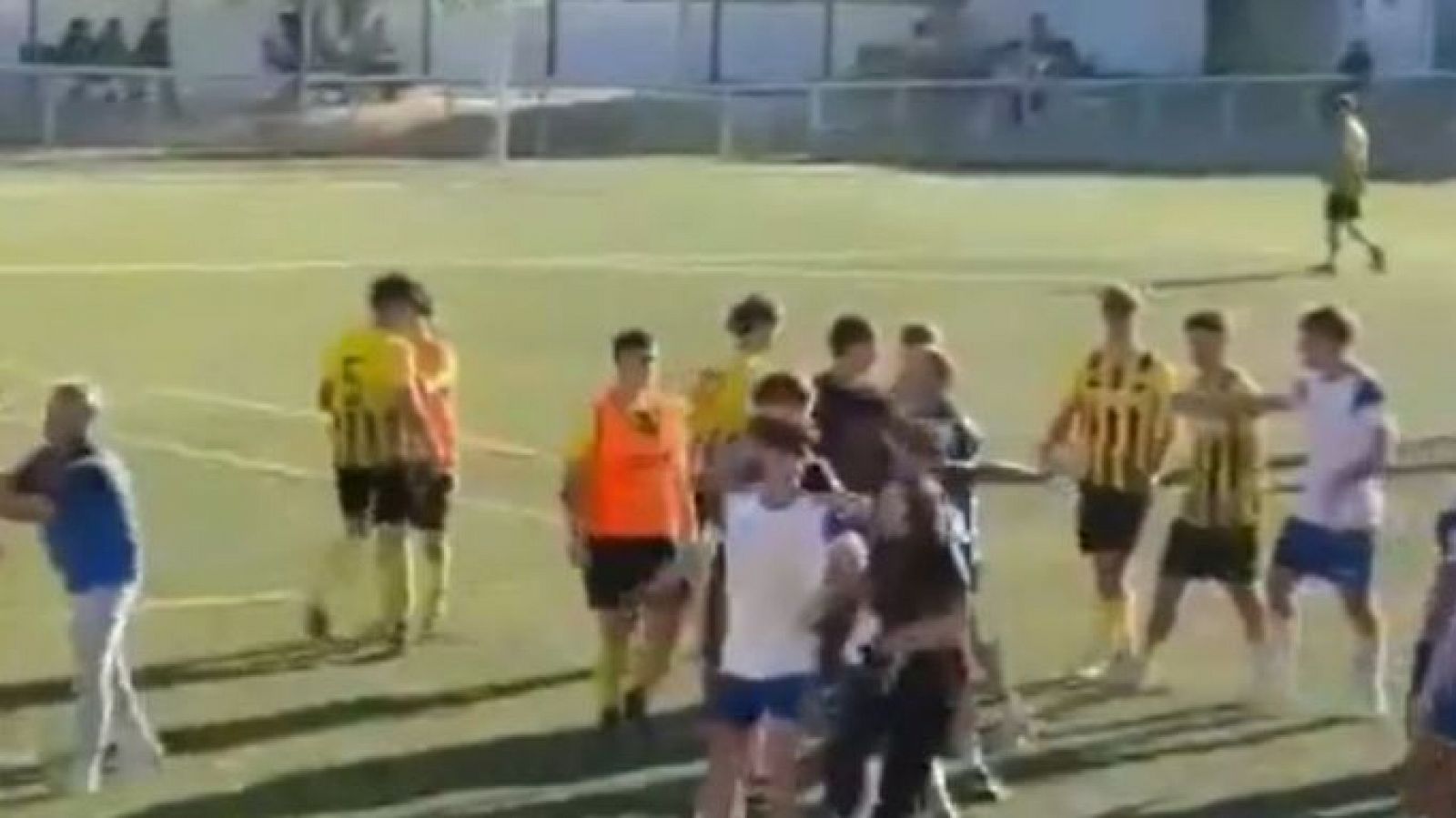 Pelea en un partido de fútbol juvenil entre Barajas y Paracuellos