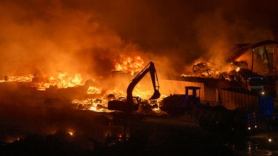 Lanzarote moviliza todos sus recursos disponibles para sofocar un incendio en un vertedero