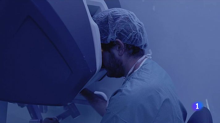 L'Informatiu - El Clínic es consolida com a pioner a Europa en la cirurgia robòtica per operar la vàlvula aòrtica