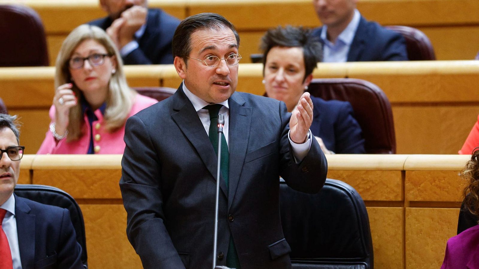 Senado: tenso enfrentamiento entre Albares y el PP por Palestina - Informativo 24h | Ver