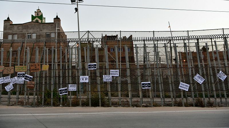 Un superviviente de la tragedia de la valla de Melilla llega a España | Ver