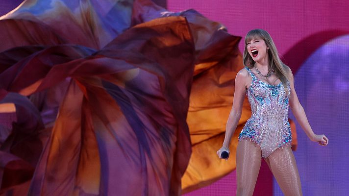 Telediario 2 - "Swiftonomía", el impacto de millones de euros que genera Taylor Swift con sus conciertos