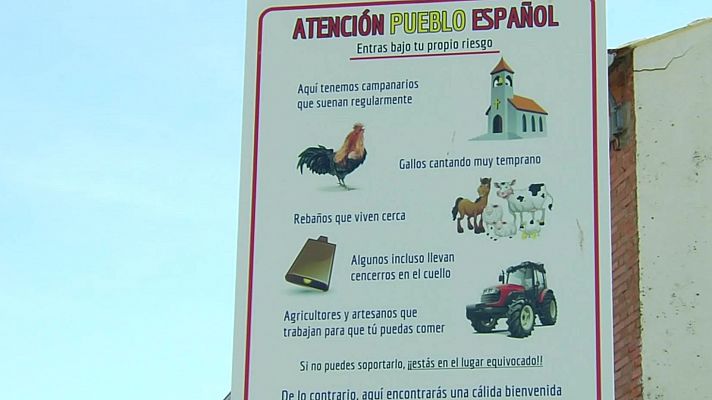 Telediario 1 - En Duruelo, un pueblo de Segovia, han colocado un cartel que avisa de las incomodidades de la vida rural