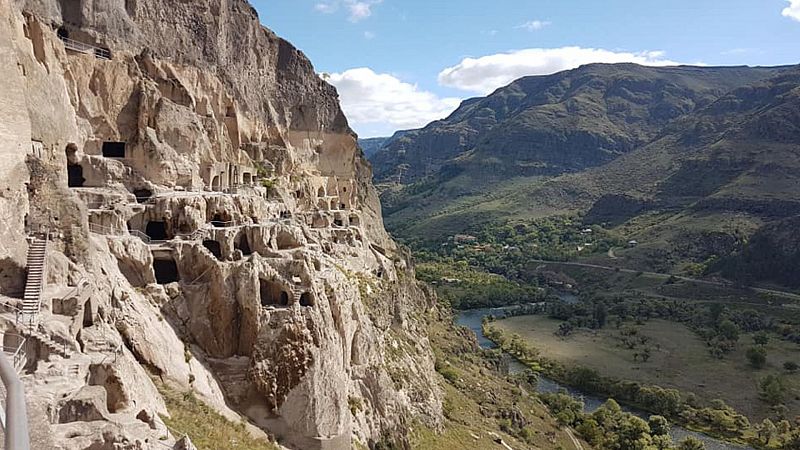 Sin equipaje - Georgia: Ciudad rupestre de Vardzia - ver ahora