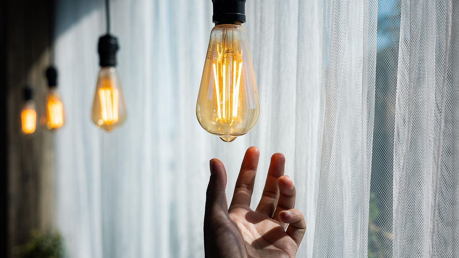 La electricidad sube en mayo por una menor aportación de las renovables | Ver