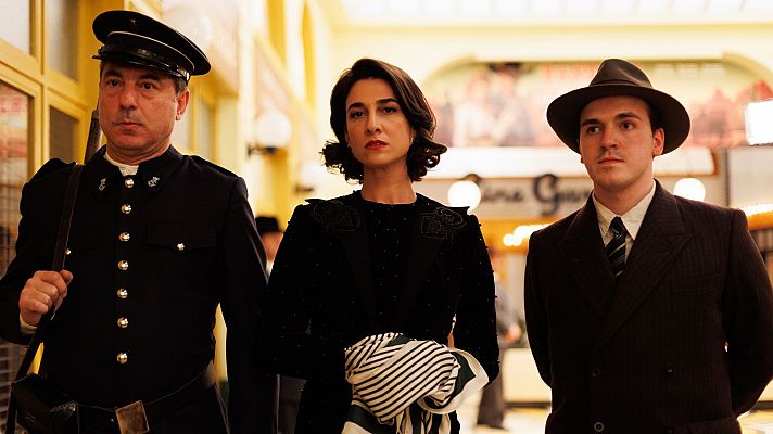 Salón de té La Moderna - Carla, detenida ante la mirada de Matilde, Íñigo y Jacobo