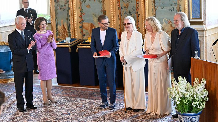 Los reyes de Suecia otorgan al grupo ABBA una de las distinciones más importantes del país