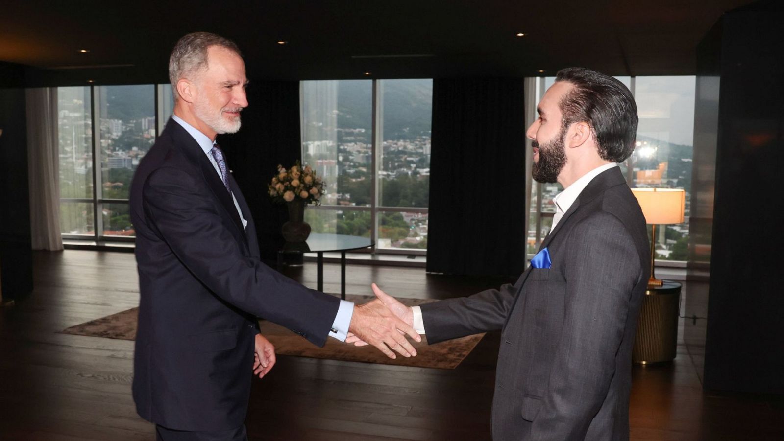 Felipe VI se reúne con Bukele en El Salvador antes de su sesión de investidura