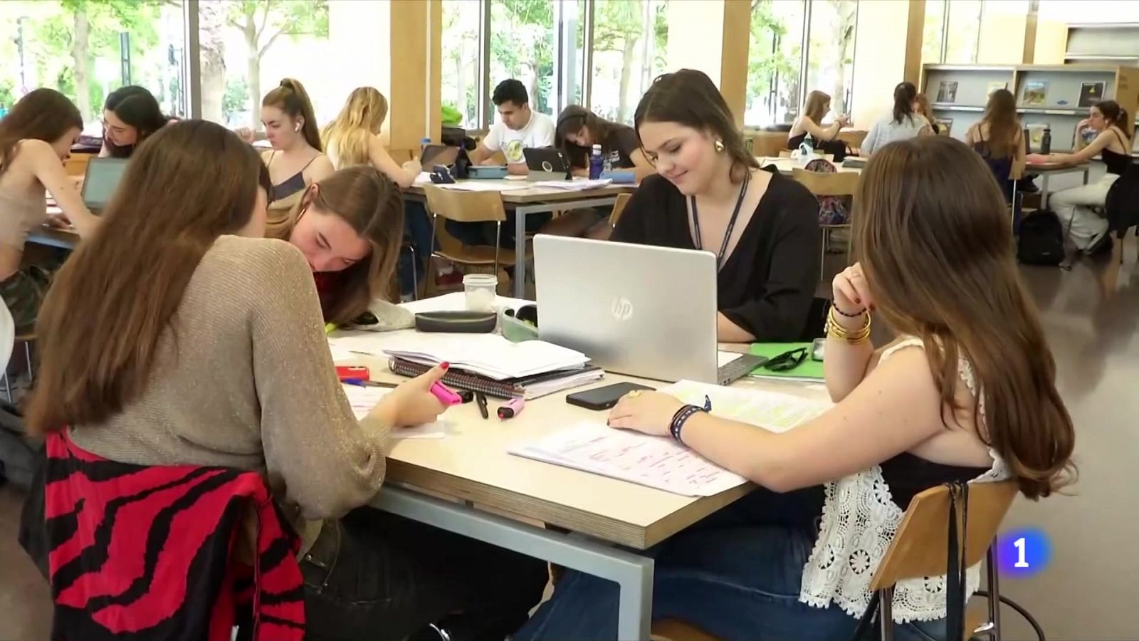 Els estudiants omplen les biblioteques a hores de la selectivitat - L'Informatiu | Veure