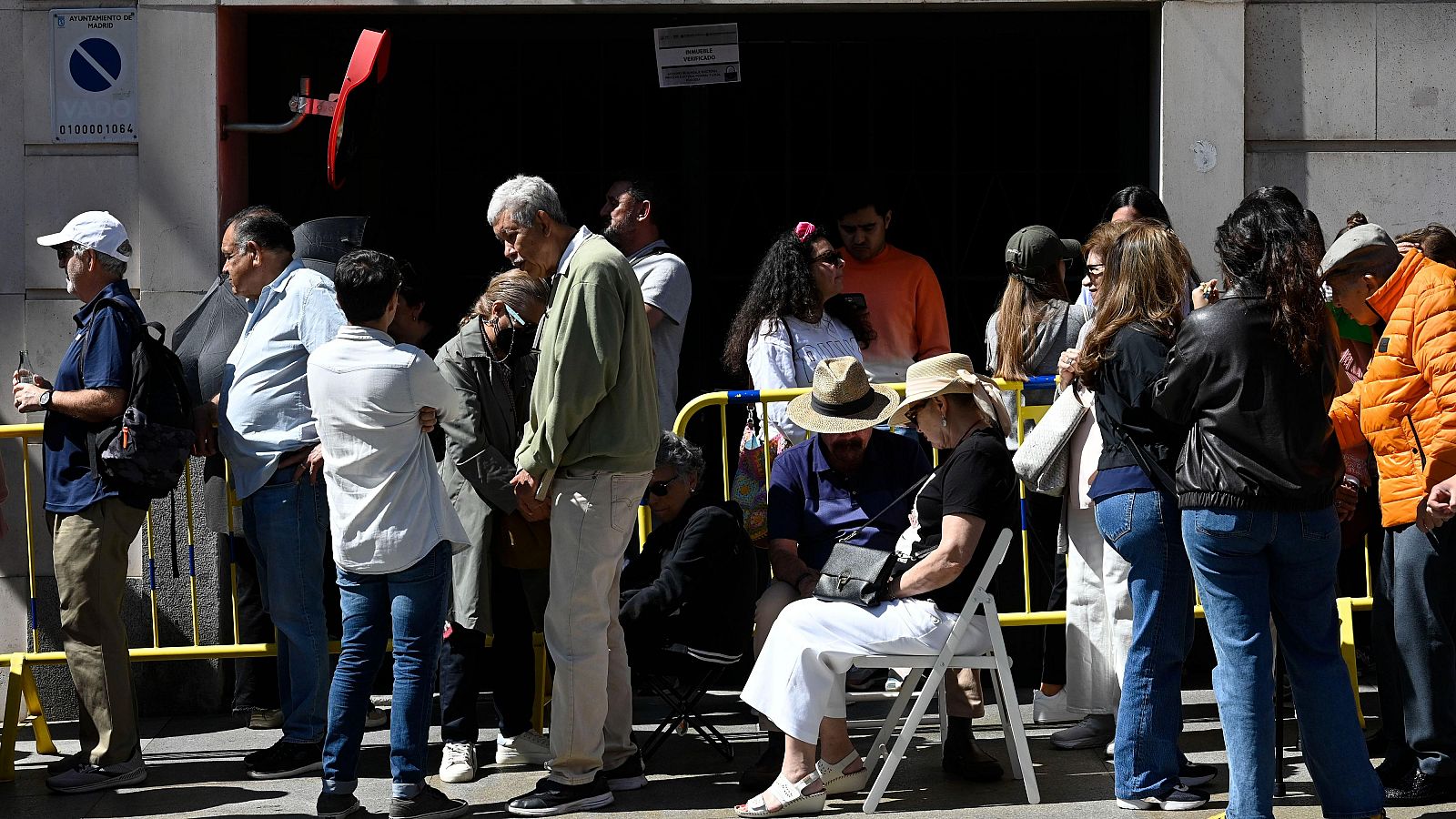 Los mexicanos forman largas colas para votar en el embajada