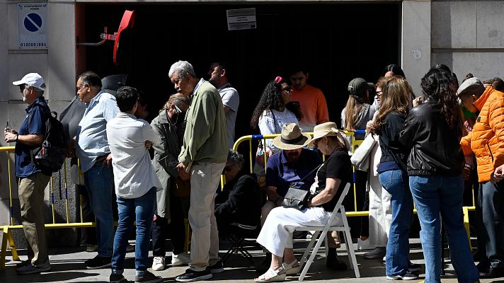 Los mexicanos en España forman largas colas para votar en el embajada