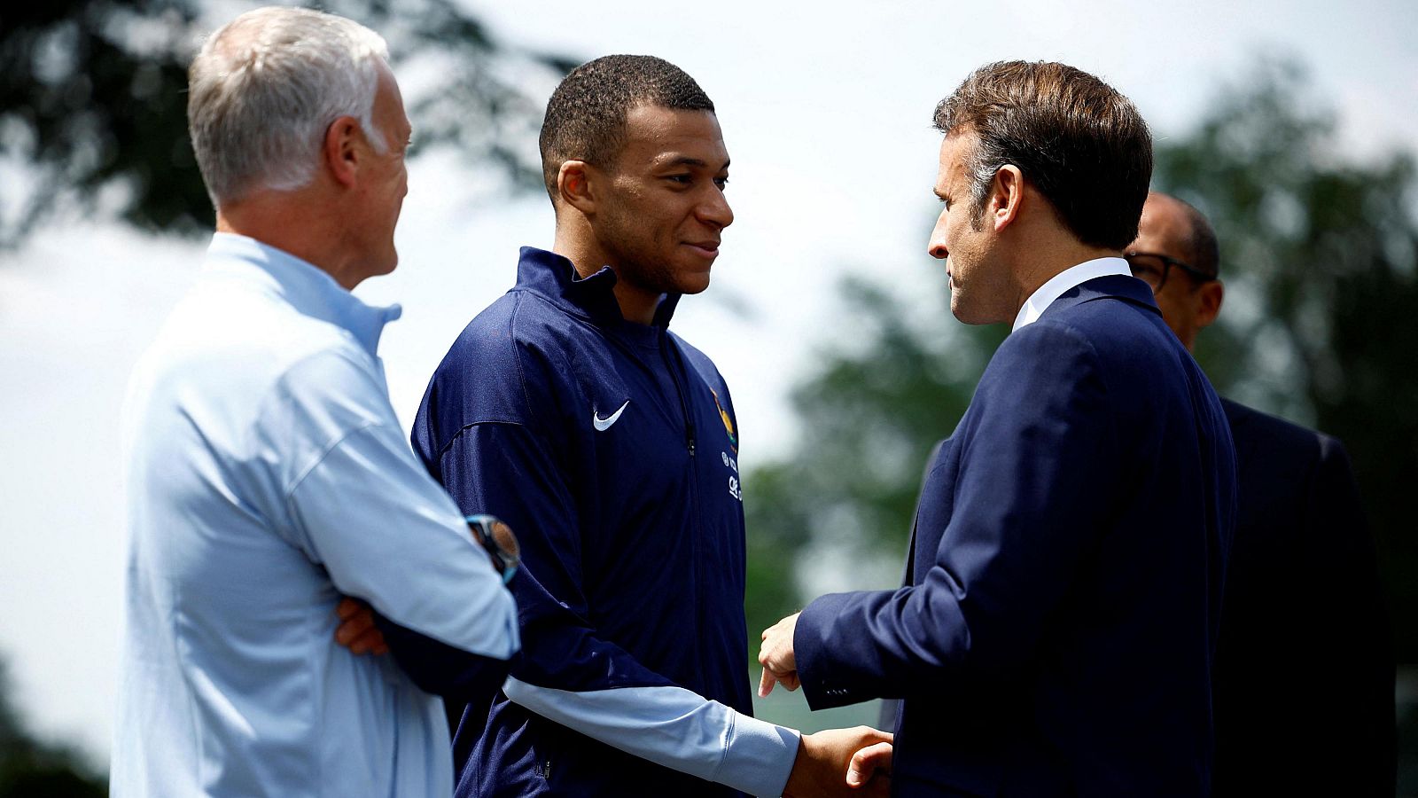 Mbappé confirma a Macron que el anuncio de su fichaje se hará esta tarde