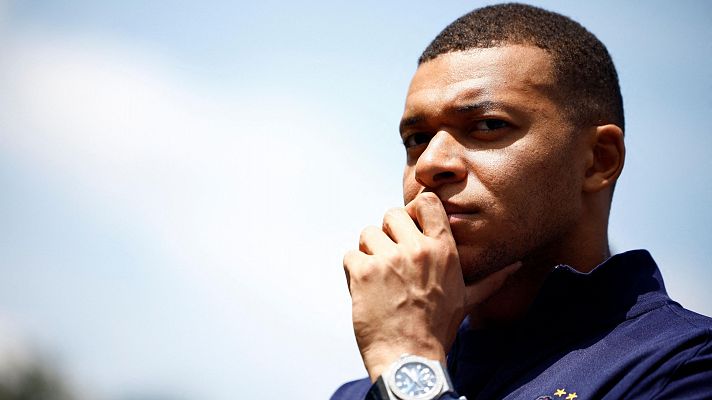 Telediario 1 - Expectación por las primeras imágenes de Mbappe después de su fichaje por el Real Madrid