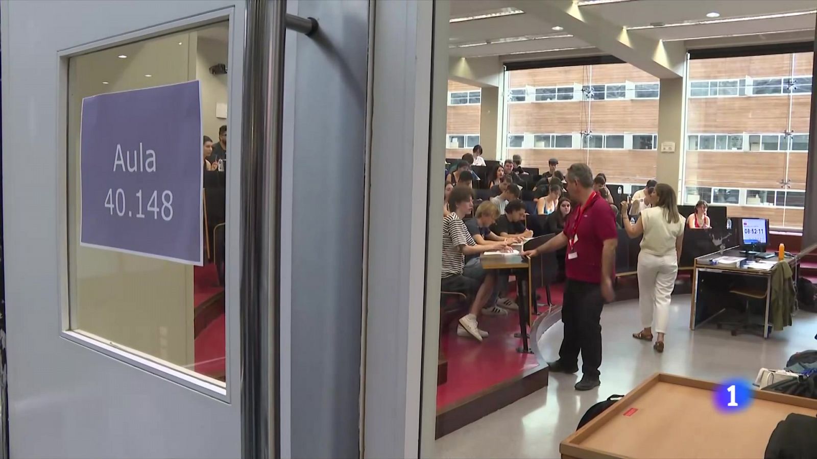 Primer dia de les PAU: sensacions bones entre els estudiants - L'Informatiu | Veure