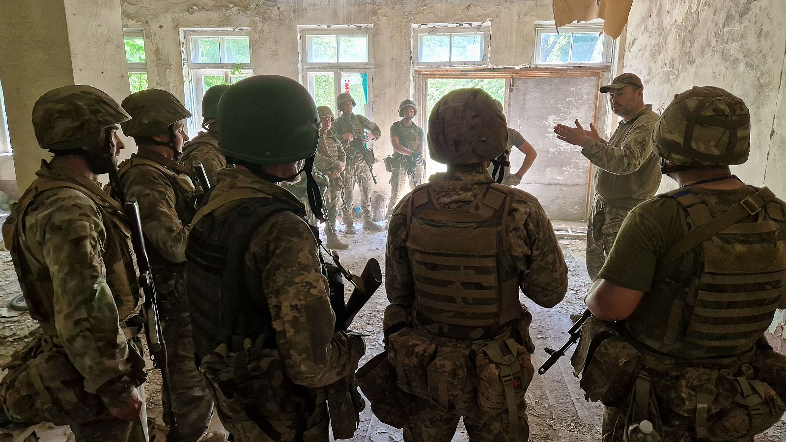 Ucrania forma a civiles como soldados cerca del frente