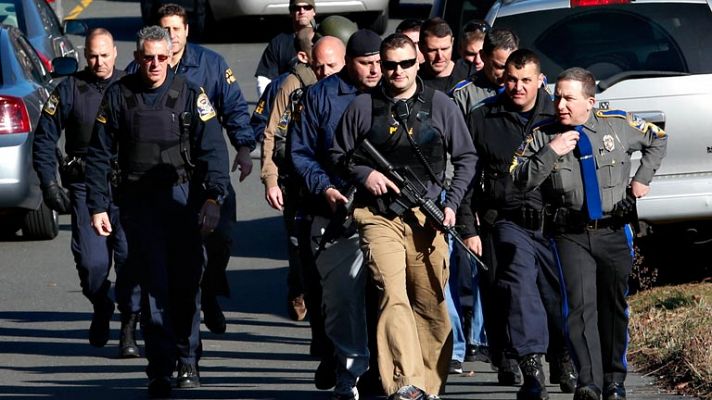 Imágenes aéreas de la policía entrando en el colegio de Connecticut tras el tiroteo