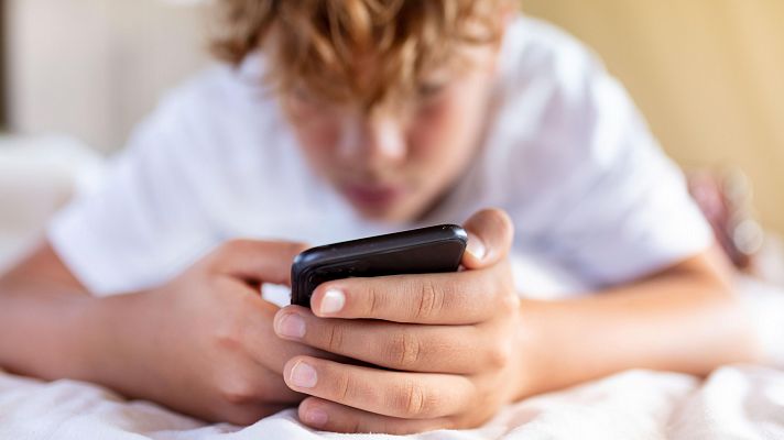 Telediario 1 - La edad para tener el primer móvil llega a las cláusulas de los convenios parentales en divorcios