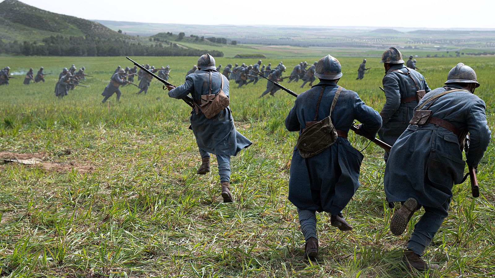 El equipo de producción, dirección, maquillaje, vestuario, se moviliza para grabar las secuencias de la guerra en la serie. Muy pronto, el making of.