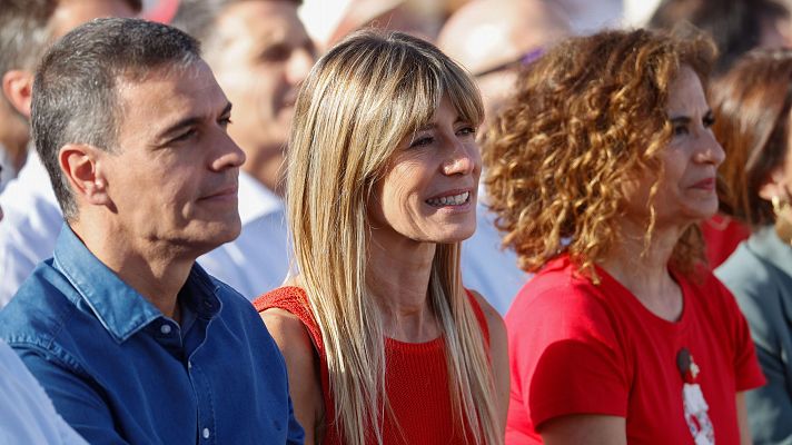 Sánchez acude con Begoña Gómez a un mitin y Feijóo le acusa de "victimismo"