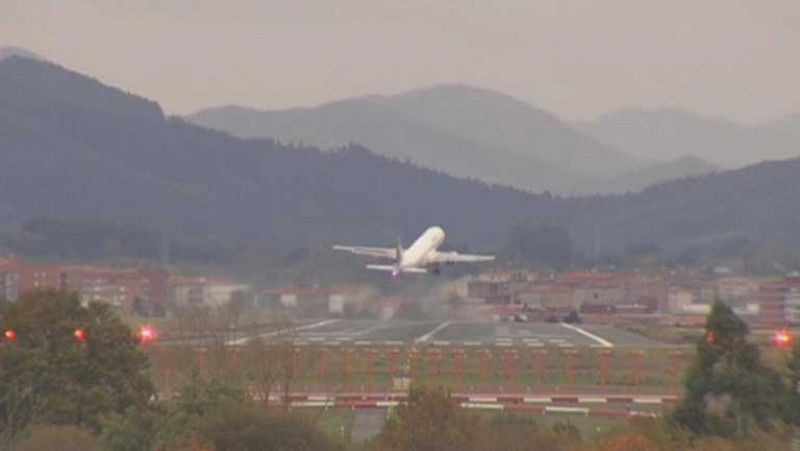 Dos vuelos que debían aterrizar en Bilbao, desviados a Santander por el fuerte viento