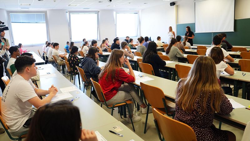 Quejas por los exámenes de la EBAU: los estudiantes denuncian preguntas difíciles y fuera de temario