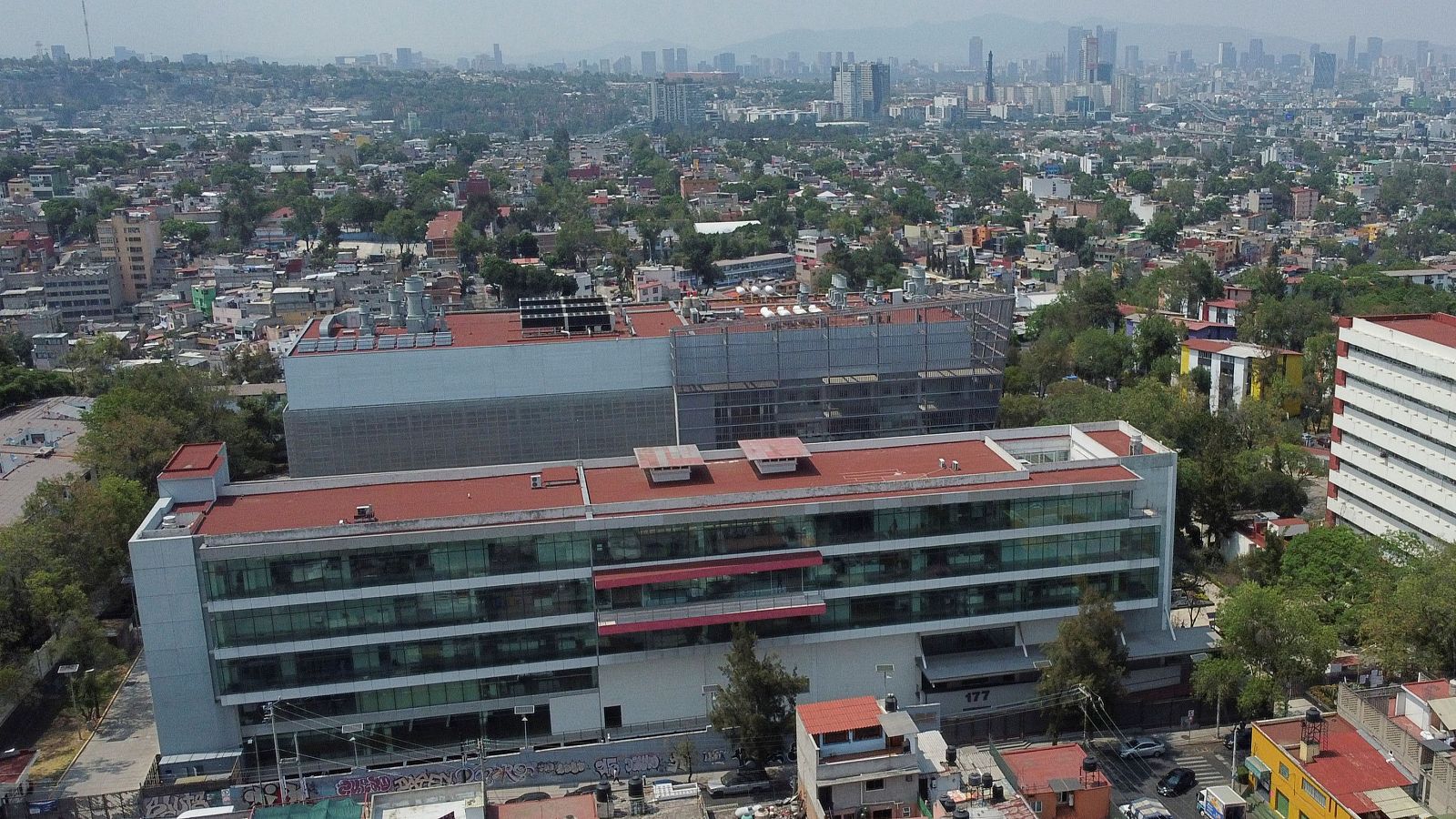 La OMS confirma el primer fallecimiento por gripe aviar H5N2 - Telediario 1 | Ver