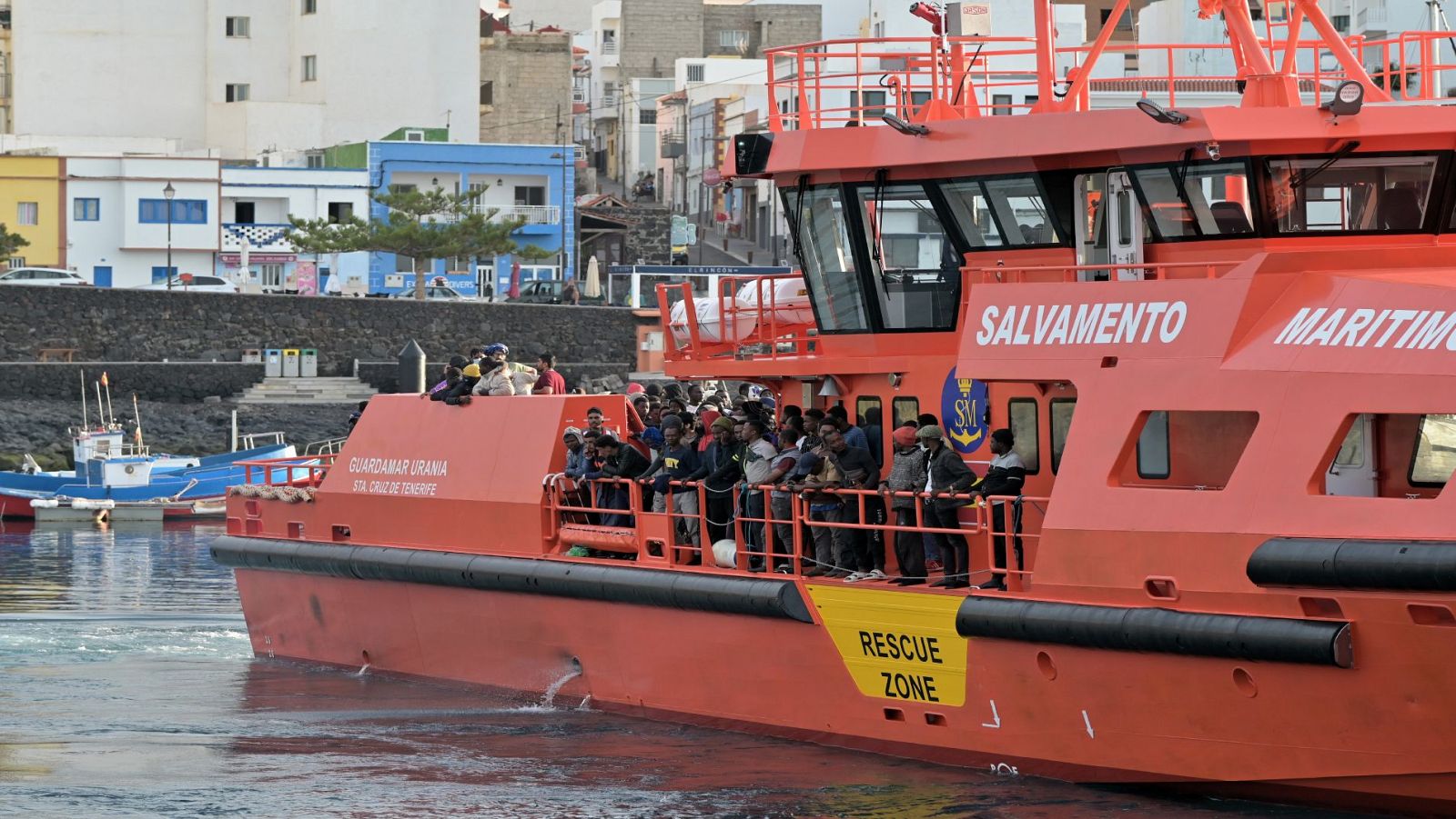 Casi 400 personas desembarcas en las islas Canarias