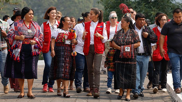 La reina Letizia visita una escuela en su último día de viaje oficial en Guatemala