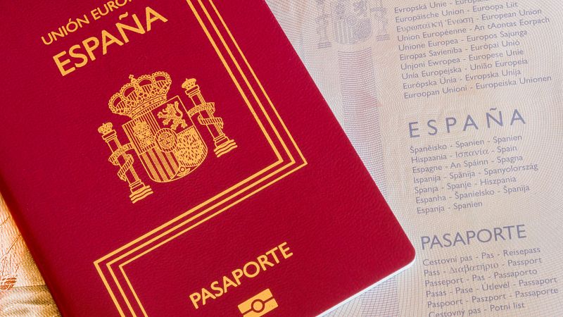 Se acelera la compra de inmuebles ante el fin de la 'golden visa' - Telediario 1 | Ver