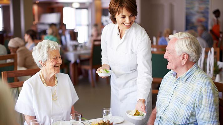 Telediario 1 - Se buscan camareros mayores de 45 años: la hostelería pone en valor la experiencia