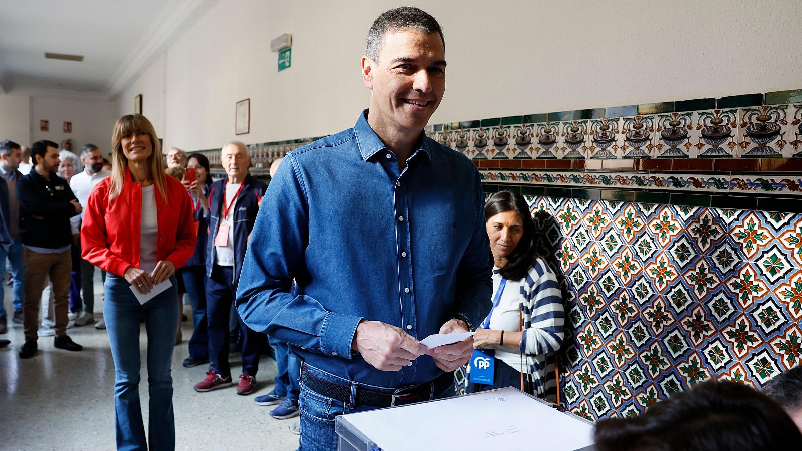 Elecciones europeas: Sánchez vota y llama a la participación