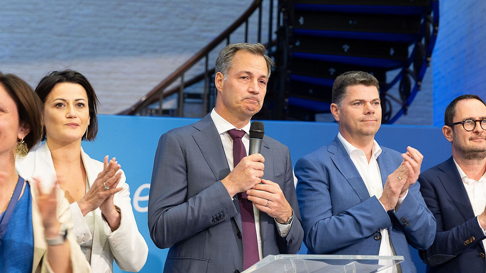 Dimite el primer ministro belga tras los malos resultados electorales - Especiales informativos | Ver