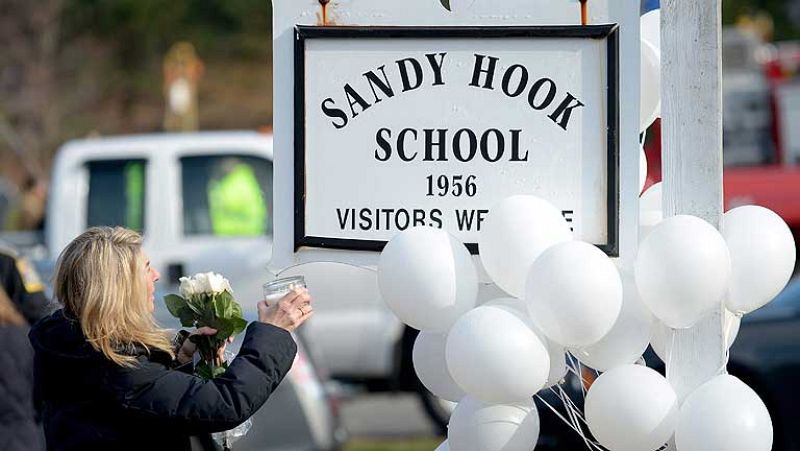 La policía sigue investigando e interroga al hermano del autor de la matanza en el colegio en EE.UU.