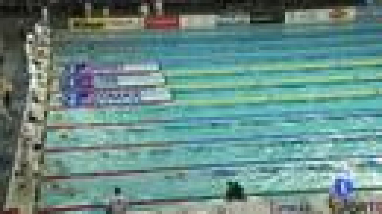 El nadador estadounidense Ryan Lochte ha sorprendido a todos al regalar su cuarta medalla de oro en los Mundiales de Estambul a un niño de la grada al que no conocía de nada.