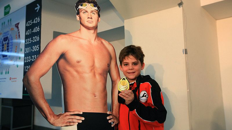 El nadador estadounidense Ryan Lochte ha sorprendido a todos al regalar su cuarta medalla de oro en los Mundiales de Estambul a un niño de la grada al que no conocía de nada.