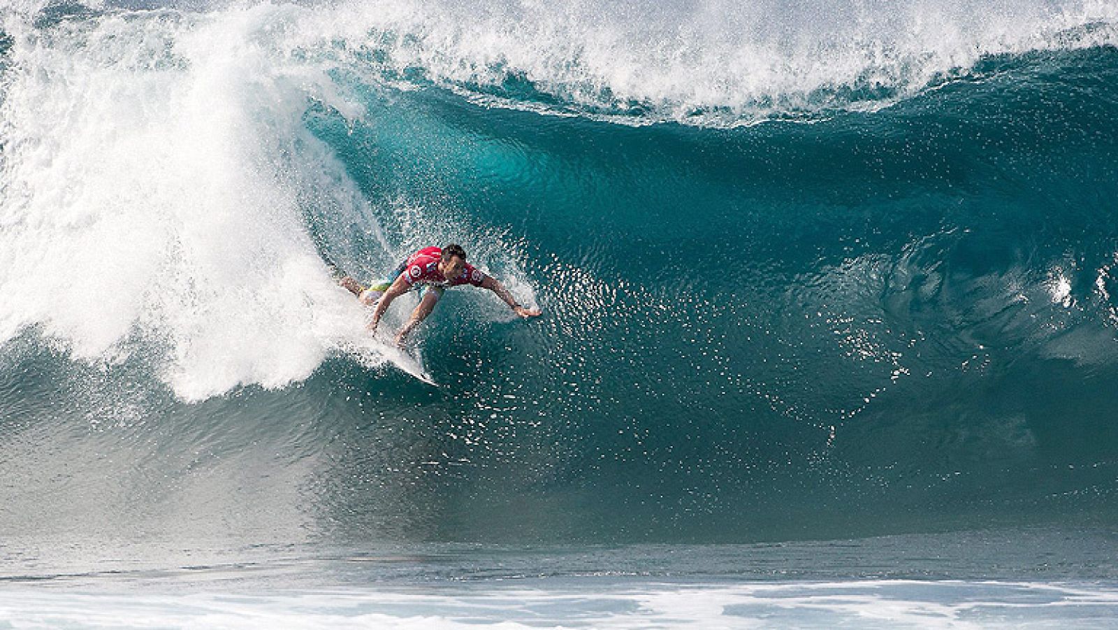 El australiano Joel Parkinson ha desbancado al once veces campeón del mundo Kelly Slater, al imponerse en el Pipe Masters de Hawaii.