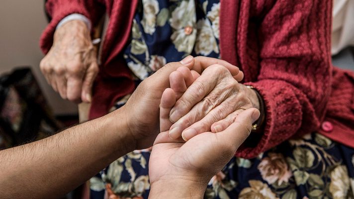 Telediario 1 - De las macroresidencias a la atención personalizada en los hogares: el Gobierno aprueba un nuevo modelo de cuidados