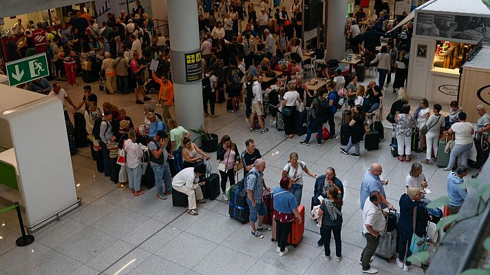 Las fuertes lluvias inundan el aeropuerto de Palma de Mallorca y obligan a suspender algunos vuelos