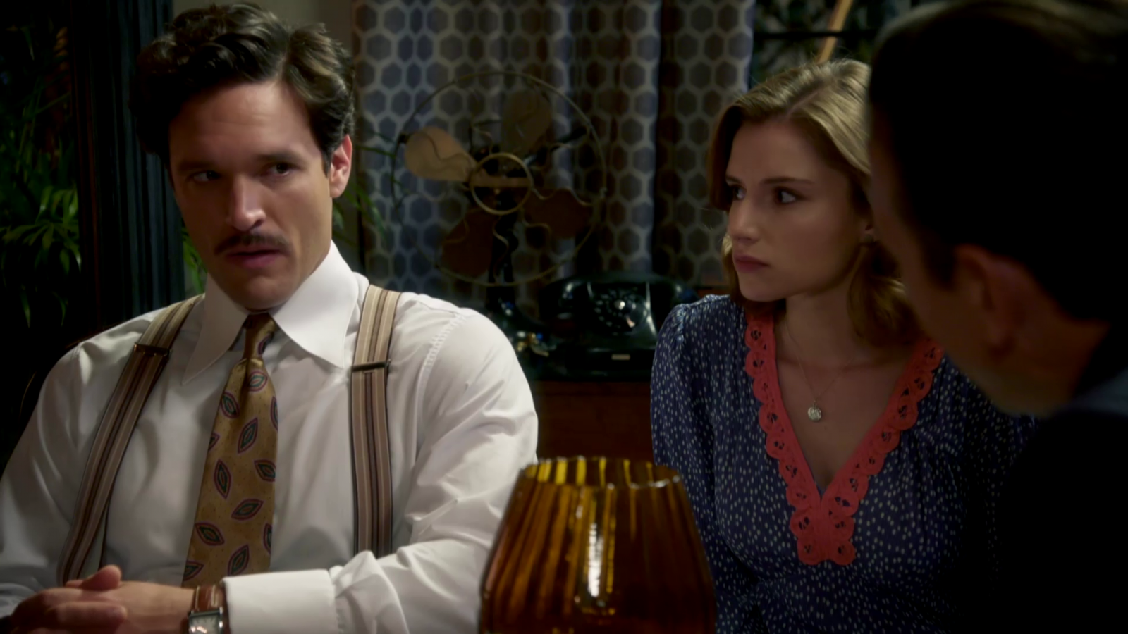 El inspector Giménez interroga a Íñigo - Salón de té La Moderna | Ver