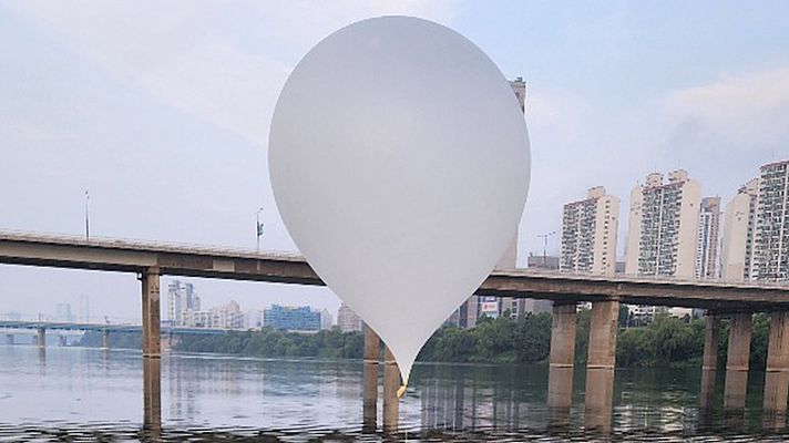 Globos aerostáticos sobrevuelan las dos Coreas en medio de una guerra propagandística